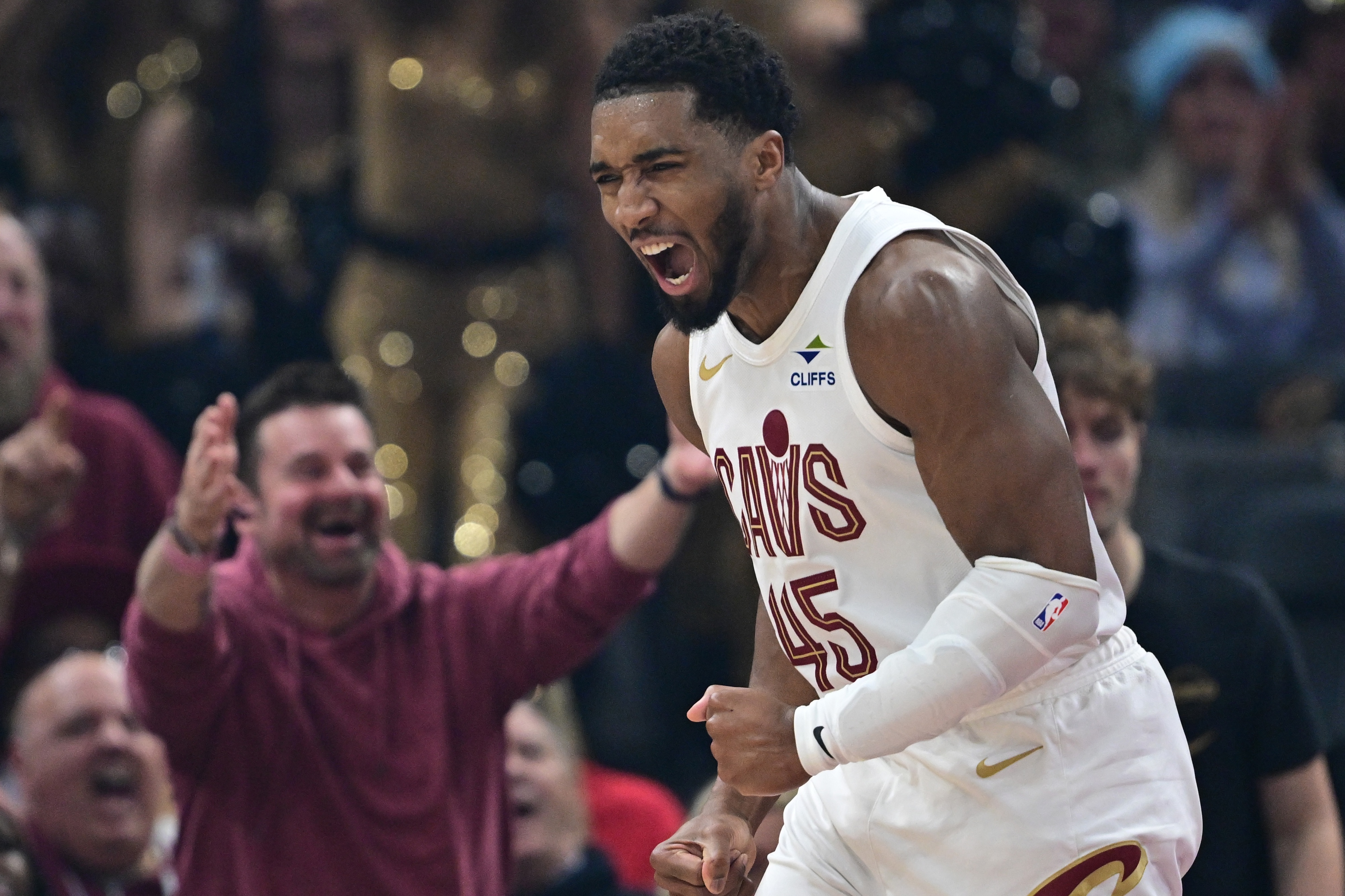 leyu乐鱼体育中国-米球王！米切尔25中11砍32分5板8助1抢断 关键时刻5分1助带走胜利